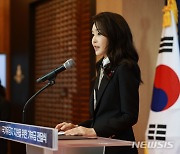 김 여사 "국가영웅 추모는 굳건한 미래 지키는 일"(종합)