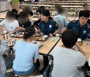 학생들과 식사하며 학폭 예방…인천서부경찰서 '가치런치' 눈길