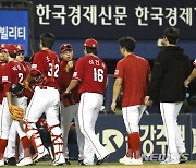 '홈런 6방' SSG, 삼성 완파…최정 18시즌 연속 10홈런