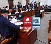 北정찰위성 대응 공방…"文정부보다 개선" "국민 불안"