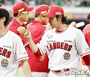 최정,'최초 18시즌 연속 10홈런-최연소 1400타점 주인공으로' [사진]