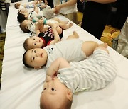 관심 이끌어 생존율 높이는 전략?…남자 아기들이 옹알이 더 많이 한다