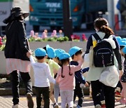 “고교생까지 아동수당 준다”… 일본, 저출산 대책에 연 35조 투입