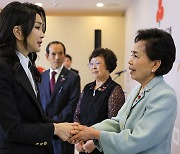 김건희 여사, 기부금 전달식 참석… 국가유공자·보훈가족에 전달