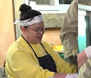 ‘전참시’ 김민석, 쏟아지는 먹교수 요리에 상추 폭풍 흡입