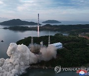 북한, '실패한' 위성 발사 장면 공개