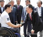 상이군경 선수들과 손 맞잡고 인사하는 김기현
