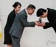 위촉패 받는 방탄소년단 RM