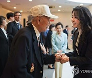 김여사, 국가유공자 기부금 전달…"영웅의 희생과 헌신 기억"