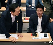 이용호 의원 인사 받는 김기현 대표