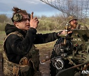 바흐무트 인근서 곡사포 발사 준비하는 우크라군 제3돌격여단 병사들