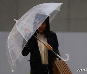 괌 강타 태풍 폭우 속 우산 쓰고 걷는 도코 주민