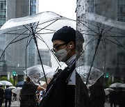 괌 강타 태풍 폭우 속 우산 쓰고 걷는 도쿄 주민