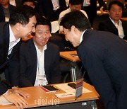 '5인회' 발언 파문, 김기현 대표 찾아 머리 숙인 이용호 의원