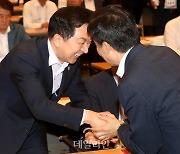 김기현 대표 찾아 인사하는 이용호 의원, '5인회' 발언은 철회