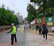 교내 안전 책임지는 ‘학교안전지킴이’…활동 고작 3시간