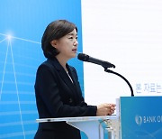 한국은행 금통위원 "환율, 코로나19 이전 수준으로 하락 어려워"