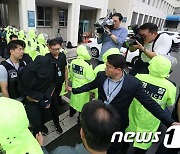 '항공기 비상문 강제개방' 혐의 30대 승객 구속송치