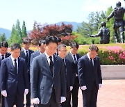 호국선열 정신, 경남농협이 함께 하겠습니다…임직원 충혼탑 참배