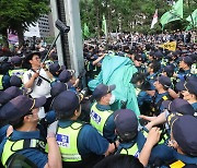 [사설] 민노총 불법집회 차단 가능성 보여준 경찰의 원칙 대응