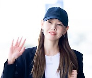 [T포토] 한혜진 '다정한 손인사'