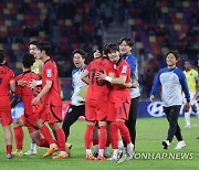 서로 껴안으며 자축하는 U-20 대표팀