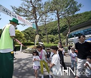 [Ms포토] 서원밸리 그린콘서트 '키다리 아저씨가 만드는 풍선'