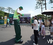 [Ms포토] 서원밸리 그린콘서트 '키다리 아저씨의 풍선 만들기'