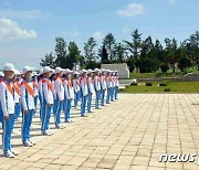 평양에 가까워지는 북한 '충성의 편지 이어달리기' 소년단원들
