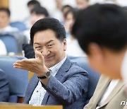 자리 안내하는 김기현 대표