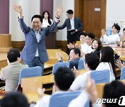 손 흔들며 인사하는 김기현 대표