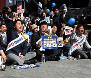 '후쿠시마 오염수 투기 반대' 피켓 든 이재명 대표