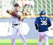 [포토] 김민성 '병살 시켜주세요'