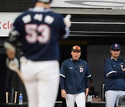 [포토] 양석환 파울 타구, 비디오판독 요청하는 이승엽 감독