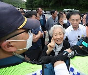 열사 어머니도 “길 열어달라” 눈물 흘렸지만… 특전사동지회, 5·18묘지 참배 무산