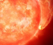 [잠깐과학] 수명 다한 별이 행성 집어삼켜...과학자들 첫 포착