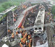 `인도 열차참사` 인재였다..."신호오류로 다른 철로 진입했다 3중 충돌"