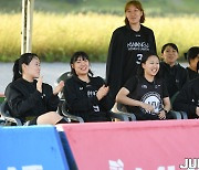 [JB포토] 코리아투어, 맨투맨팀 응원하는 광주여대 선수들