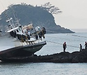 전남 진도 죽도 인근서 38톤급 어선 좌초…승선원 2명 구조
