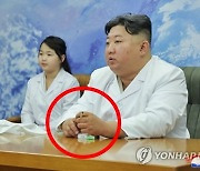 ‘내로남불’ 북한 금연, 어이가 없네…김정은은 딸 옆에서 대놓고 피면서
