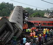 ‘금요일밤 비극’ 인도 사고열차, 충돌사고 주원인은 ‘신호 오류’