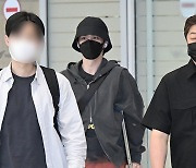 웨이션브이 쿤, 목발 짚은채로 입국 [포토엔HD]