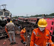 인도 열차 참사 인재 가능성…다른 철로 진입해 사고