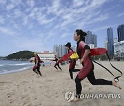 ‘반갑다 바다야’… 이른 더위에 해수욕장 ‘북적’