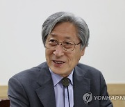 인터뷰하는 김영운 국립국악원장