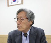 인터뷰하는 김영운 국립국악원장