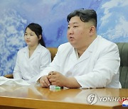 북한도 금연 강조…'니코틴 의존' 김정은은 딸 옆에서 흡연
