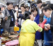 부산 자갈치서 해산물 맛보는 이재명