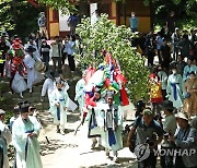 인간의 세계로…대관령국사성황 행차