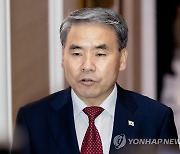 취재진 질문에 답하는 이종섭 국방부 장관
